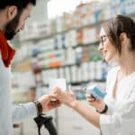 A importância do atendimento humanizado nas farmácias e por que ir além do produto faz toda a diferença.